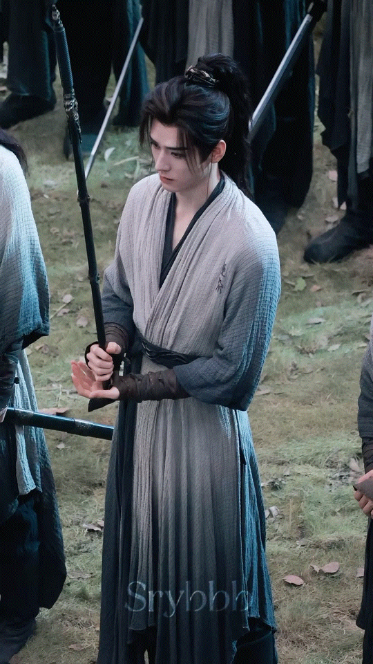 #龚俊素衣高马尾路透#有网友分享了龚俊在电视剧《暗河传》的片场新路透，就是说生图