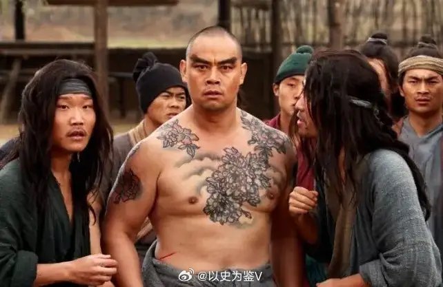 警方回应女子坐评委身上做不雅动作说说纹身历史：纹身，在早年间都是偏僻地方的习俗；