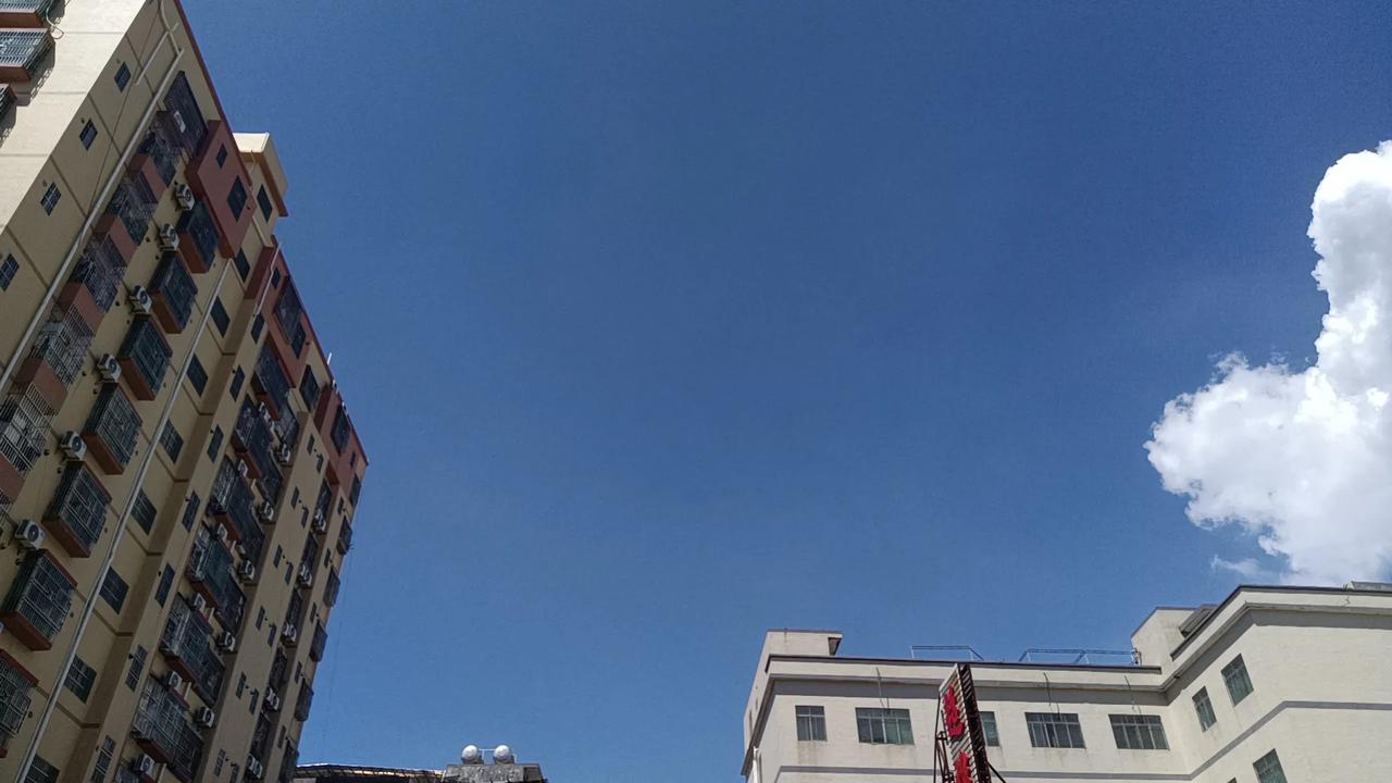 你有多久没有看到这样的蓝天白云了呢，这里是广东惠州天空的美照 蓝天上的云彩 国庆