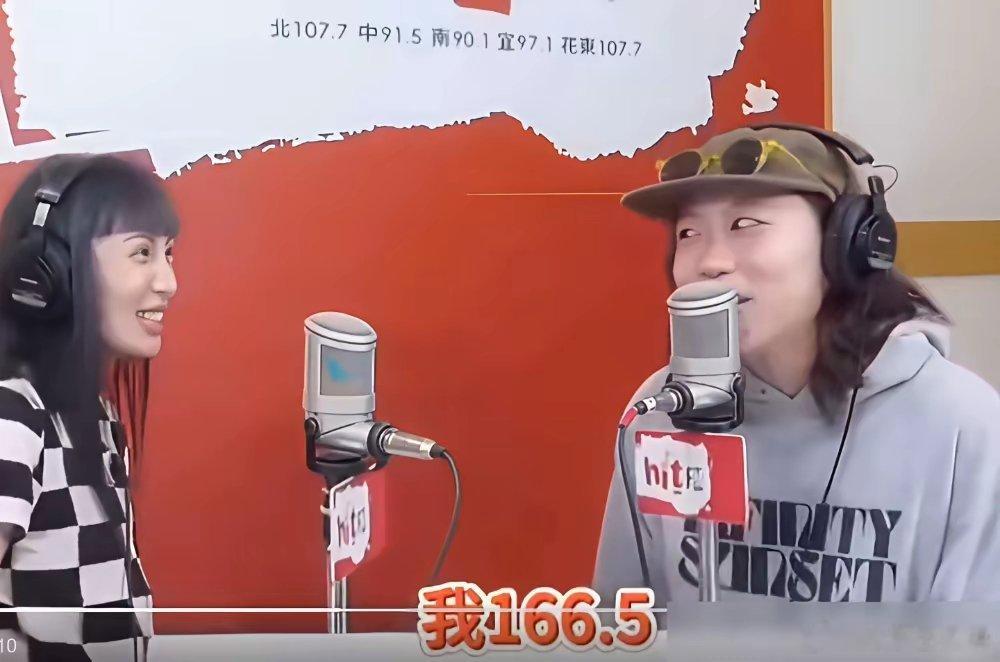 王菲绝对想不到，自己生了两个女儿，身高差竟然能有10厘米。王菲174，窦唯175