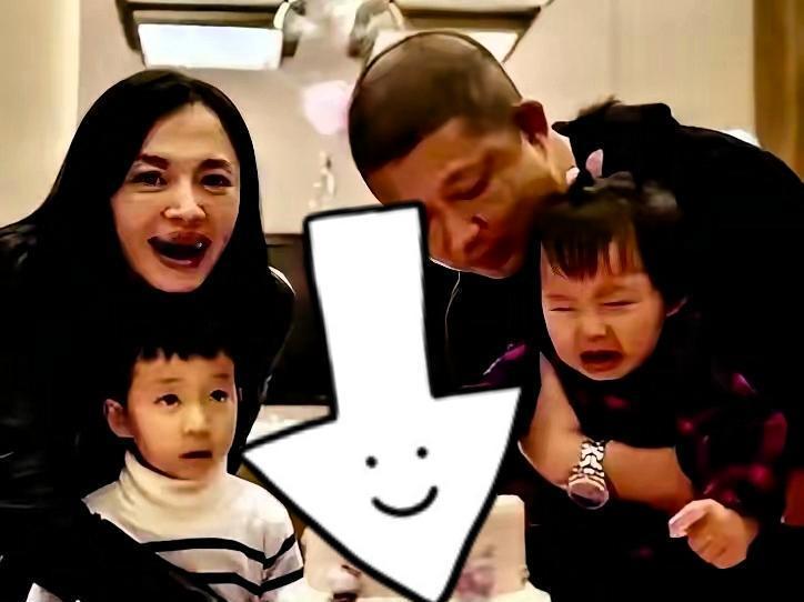 离婚多年才官宣，本质是一场精确计算的家庭公关。
孩子进入青春期，父母关系从“秘