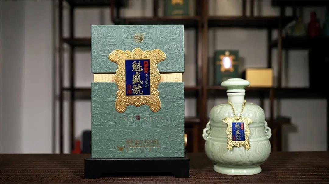 晚上二锅头没少喝。二锅头是我在北京喝白酒的起步。甚至我在广州工作期间，若无应酬，