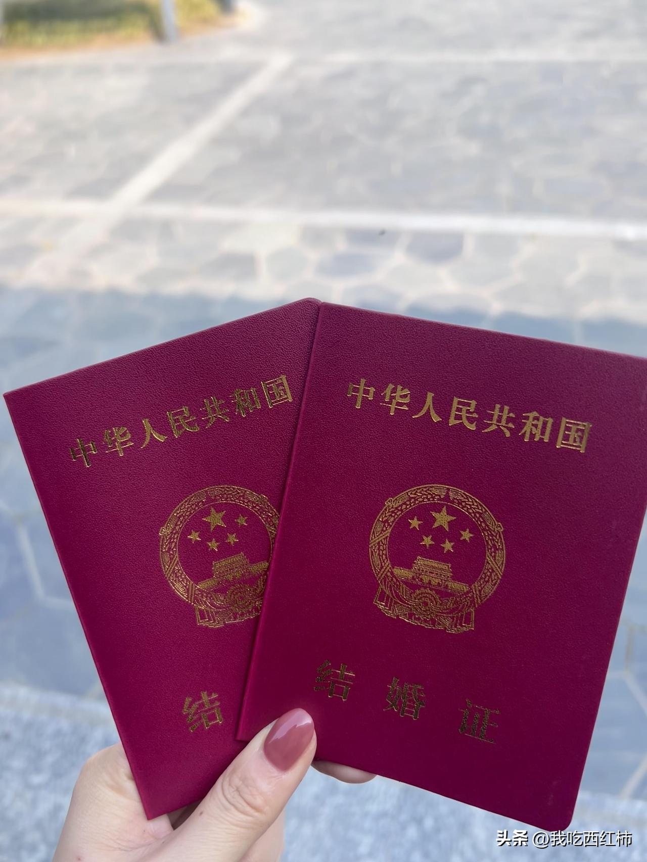 最近领证了
领证那天，家夫一直说让我改口，他也开始喊老婆or夫娘（方言），不知道