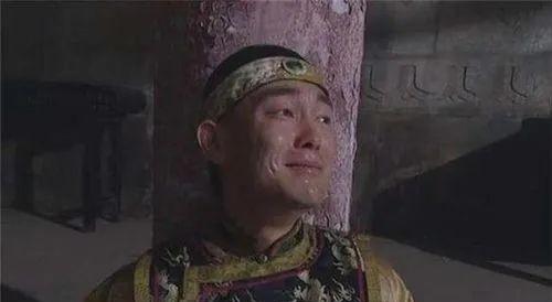 1727年，雍正派人将自己的三儿子弘时带到一间密室，他狠狠地对着弘时说道：“如今