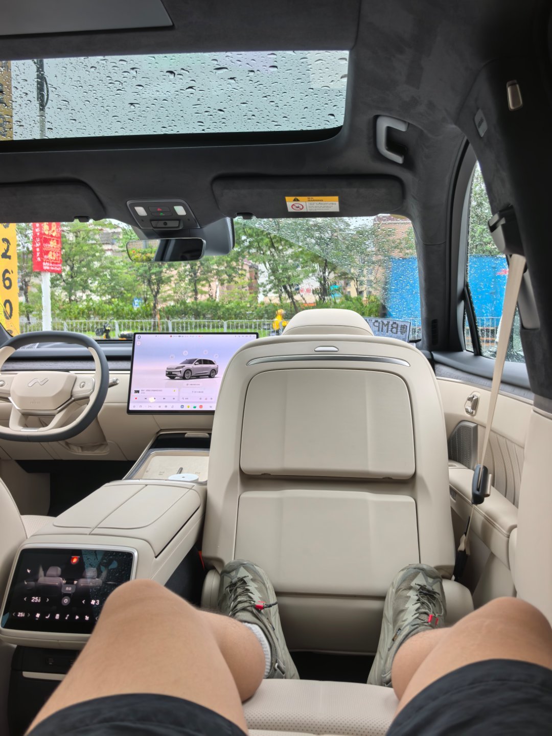 下雨天在自己家楼下打开零重力座椅躺在车上剪个短视频，真舒服～大v聊车乐道l90 