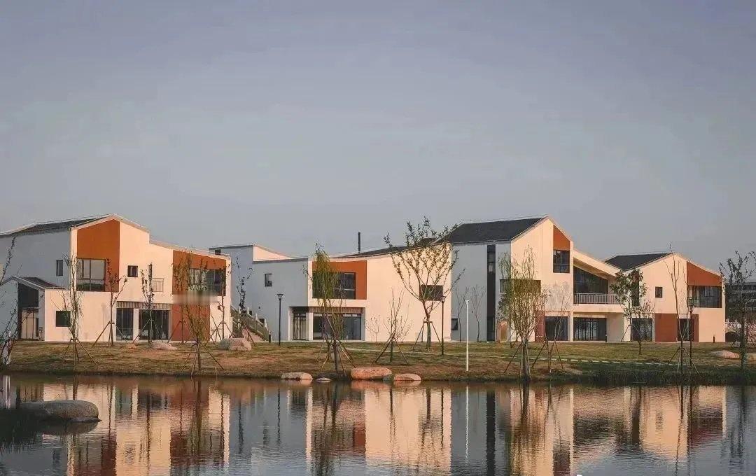 水韵悠长，薪火相传。
七十二载，浙江水院扎根江南沃土，
以水利为骨，以人文为魂。