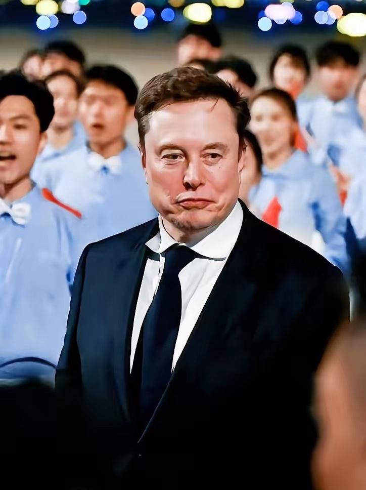 马斯克来中国,一个欢迎仪式把他整不会了。两排年轻人站着欢迎,他愣在那儿手脚没处放