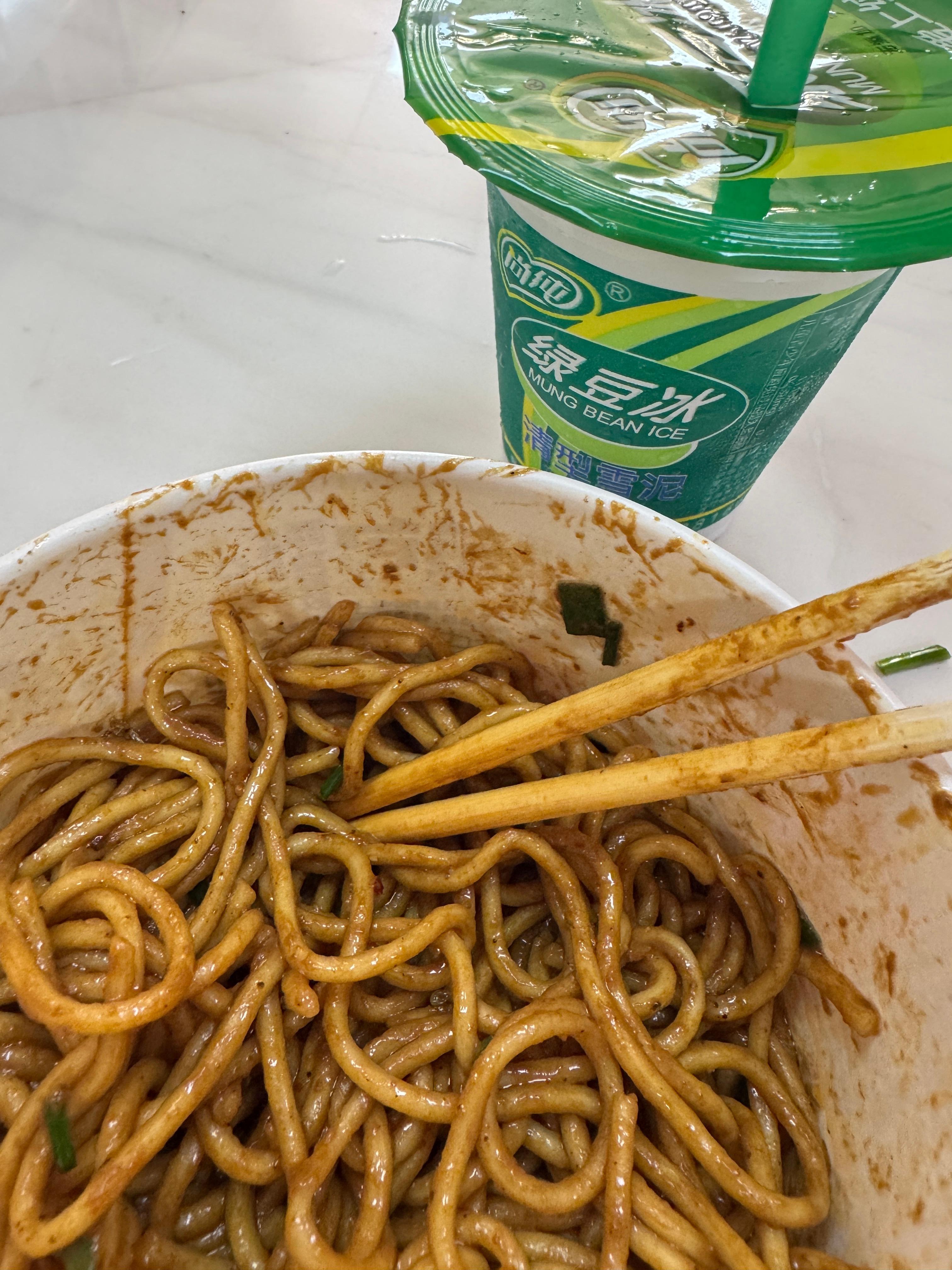 早！今天没有买油炸的，简简单单一碗面和冰豆沙，蛮好！ ​​​