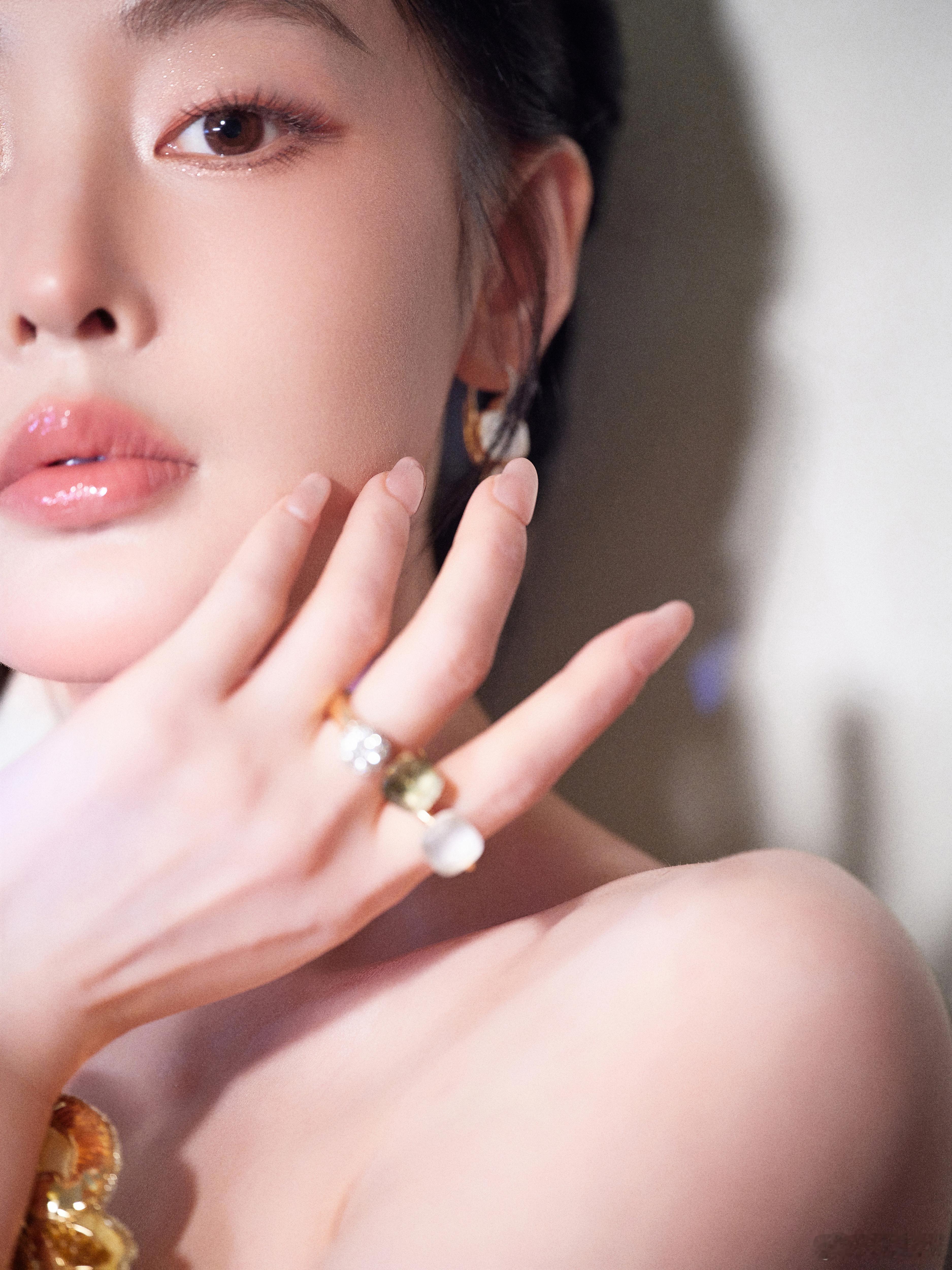 张天爱凭大白桃获年度关注演员实至名归！她把大白桃那身“尖刺”下的柔软、黑暗里的坚