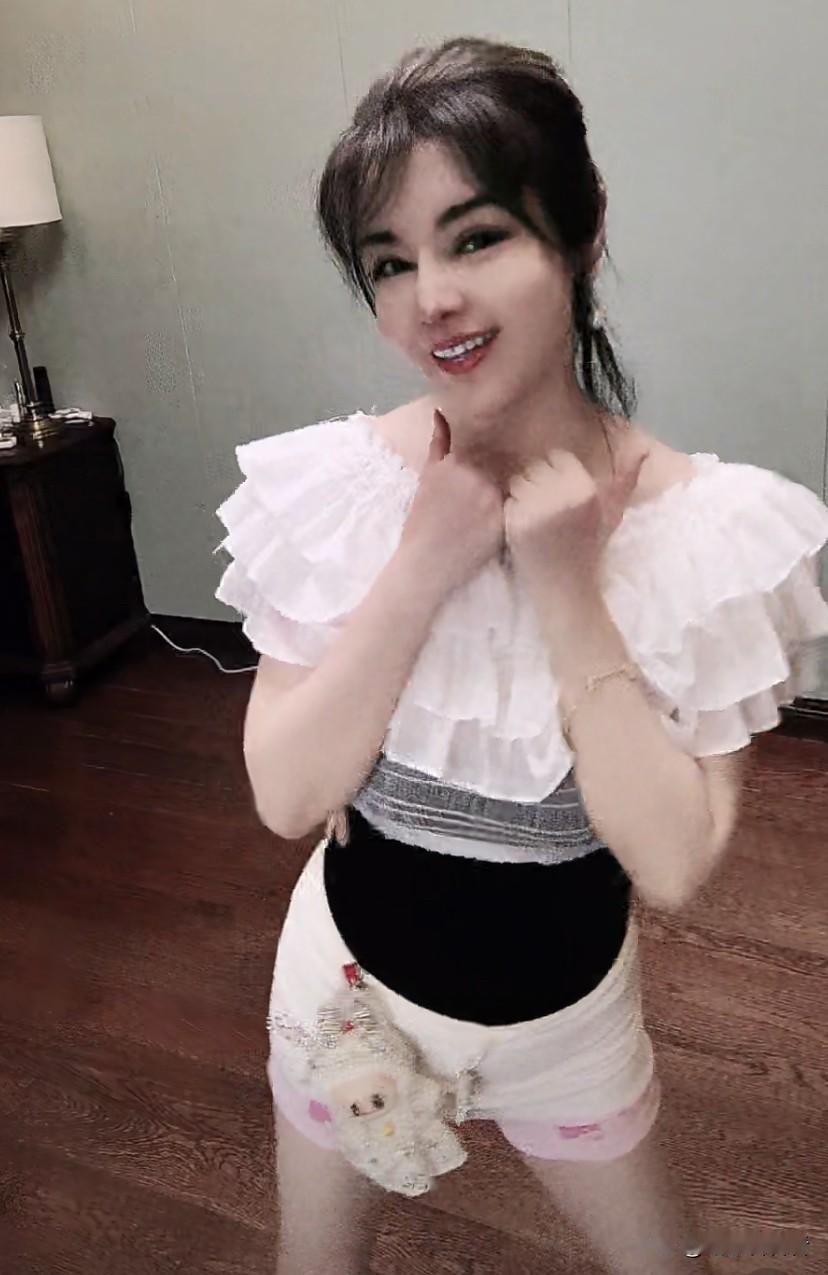 于会长如今才100斤，直播的时候穿上粉色少女装，腿上还挂着一个拉布布，给粉丝跳自