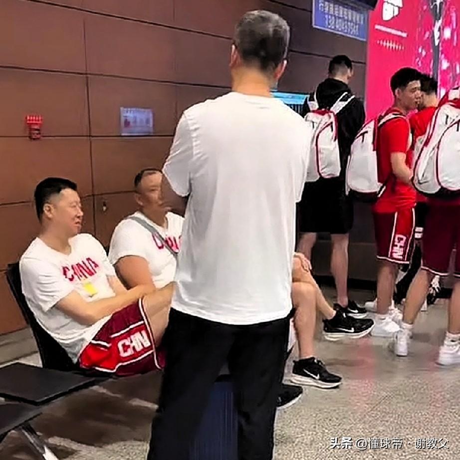 郭士强率领男篮抵达沈阳，王治郅随队，赵继伟高诗岩在机场受到辽沈球迷热情追捧，杨瀚