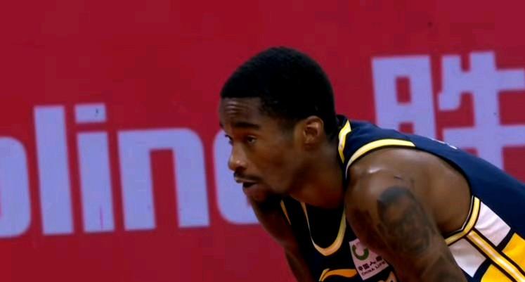 萨姆纳上赛季是怎么拿到场均36分的？赛季初这两场比赛，得分都不少，但怎么看都觉得