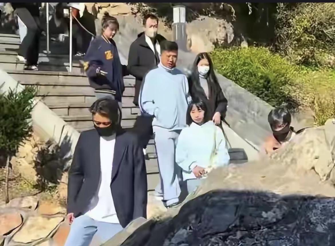同样是明星老婆去世，同样是夫妻情深，两个丈夫却表现出不同的悲伤状态：
朱媛媛去世