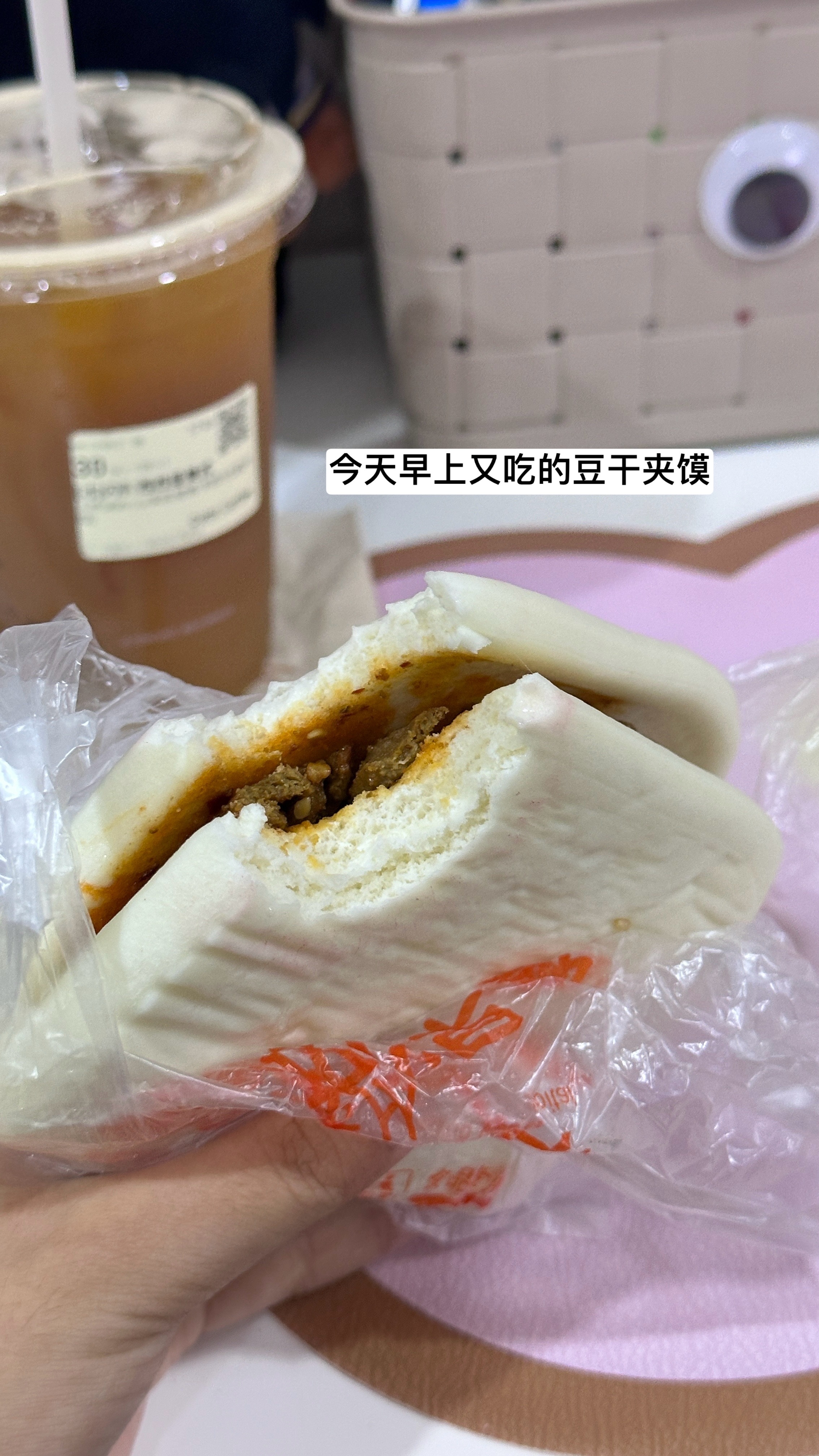 今天和一位超级美的网络姐妹见面啦！！！！！！哎呀妈呀 根本聊不够都忘记拍照了 但