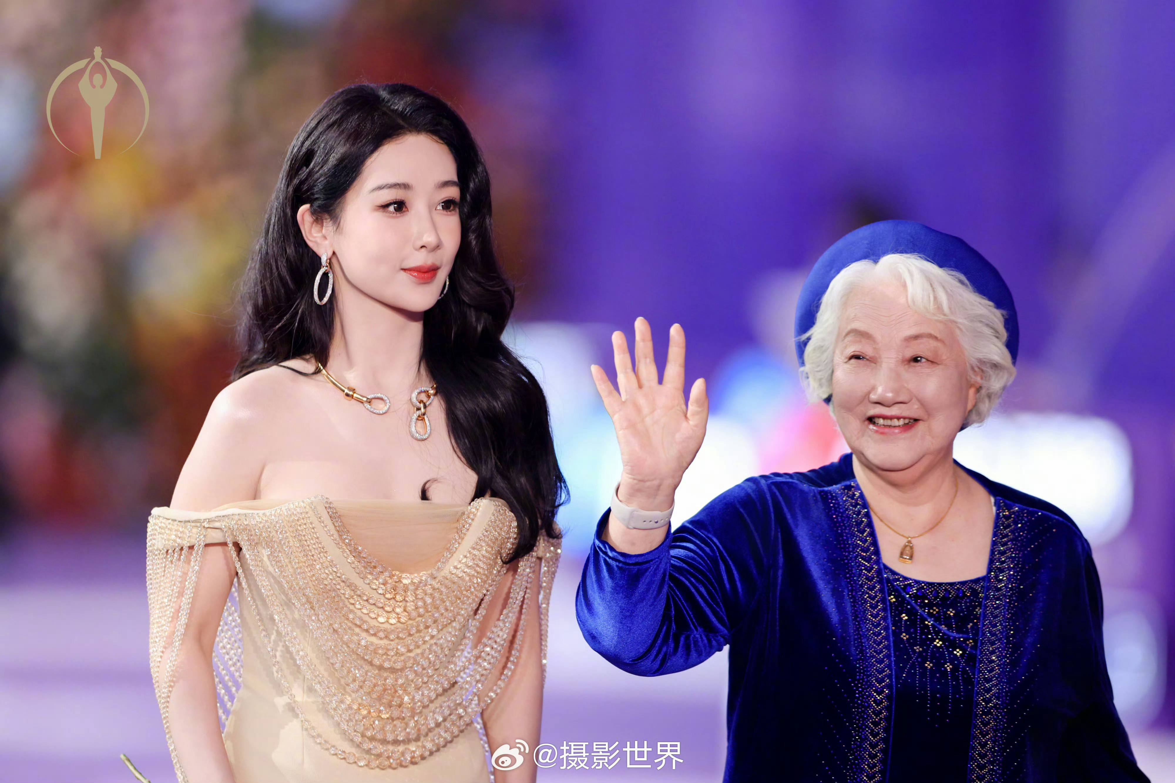 你这裙子如果把手举起来，形状会很像百花奖这个标志，你举一下🤔 
