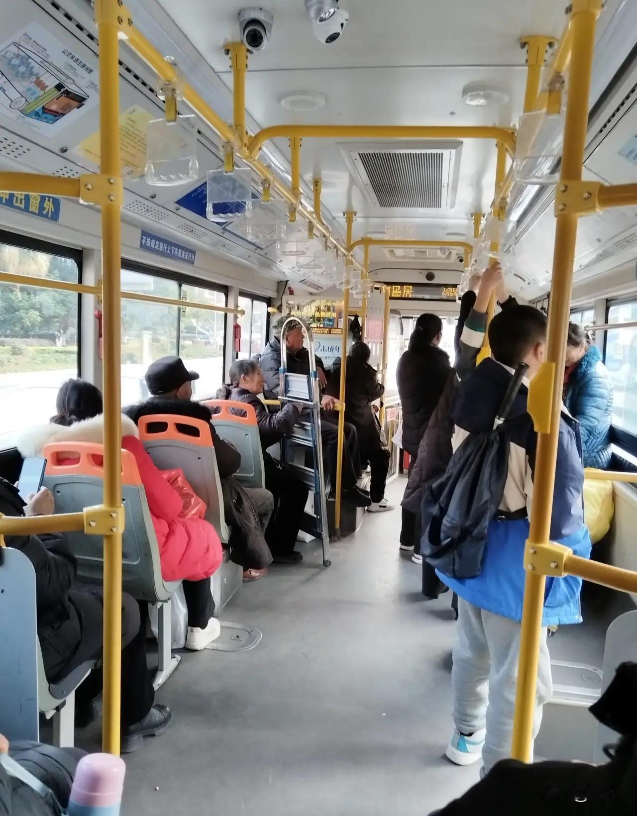 上午从城南坐公交车去城北，车行至市政府公交站时，上来了两位六十多岁的老太太。
