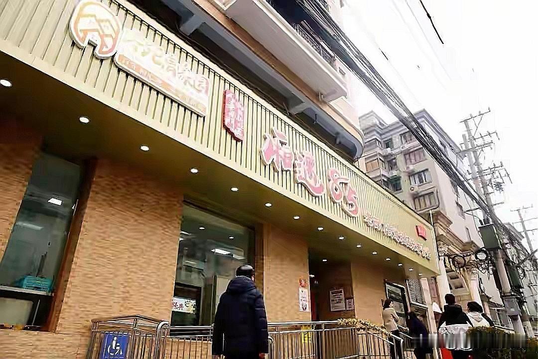 社区食堂的温暖
家门口的〝85厢遇”社区食堂，

2025年2月成立，当时仅是解