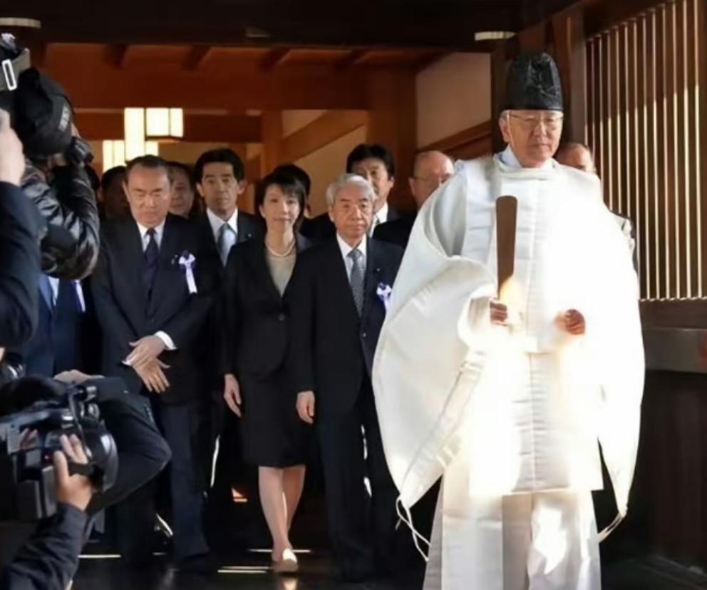 大家发现没？日本这回是真服软了！之前闹得沸沸扬扬的“高市早苗12月26日参拜靖国