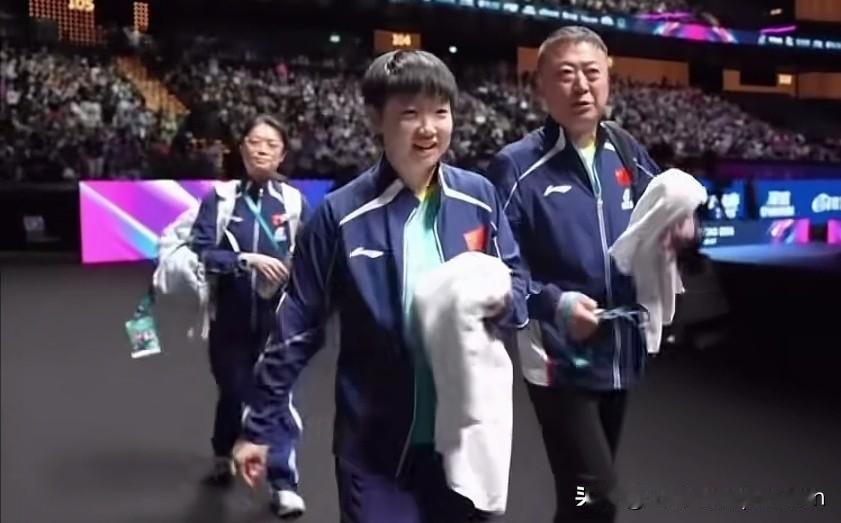 莎莎和汉达高娃比赛结束，满脸从容走下比赛场地，马教练余恐未消，皱皱巴巴跟着。我的