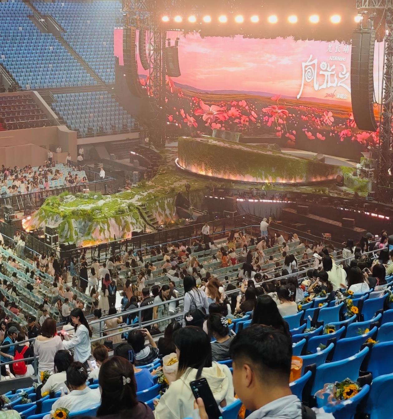 单依纯 尤长靖把局部画面拎出来对比实在有点断章取义，抛开草地部分，两个舞台的道具