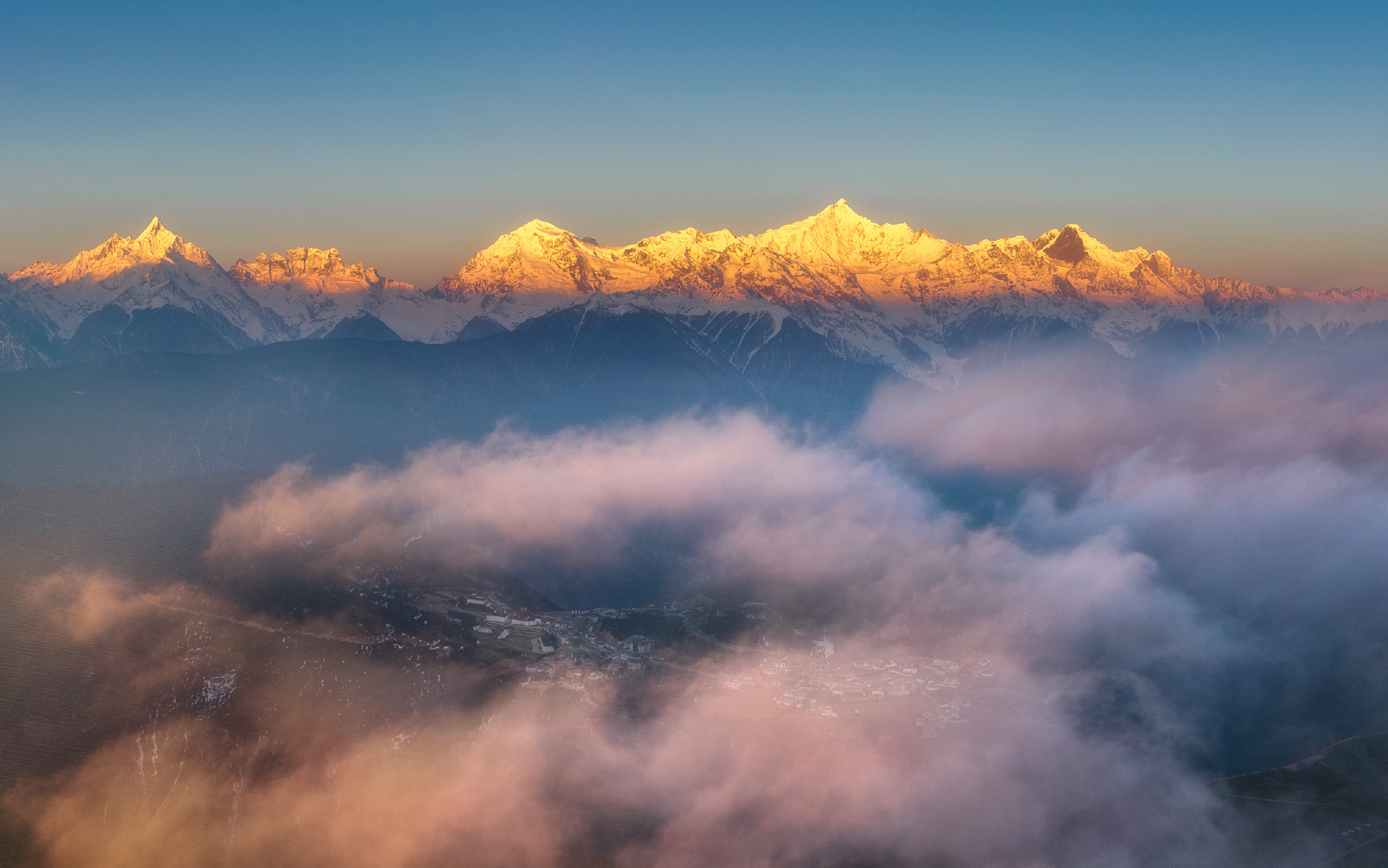 #100个旅行必备指南# 有些风景，一眼便会爱上。就如，梅里雪山，最喜欢的卡瓦格