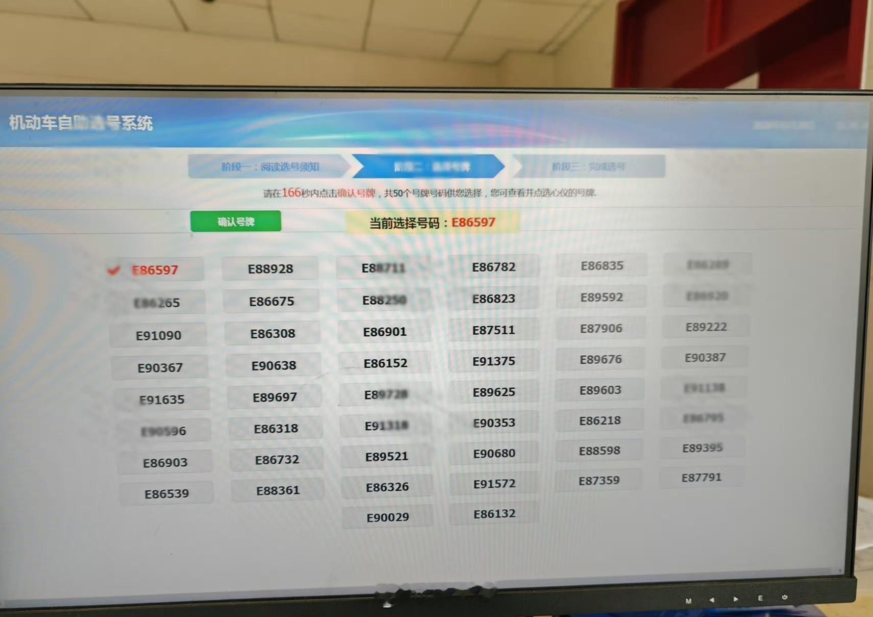 张雪换手机了张雪机车现在真是火爆，今天荣耀官宣成为张雪机车首席战略合作品牌，张雪