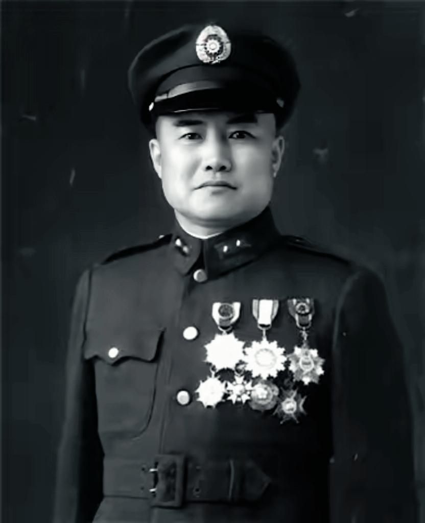 1948年，国民党兵团司令周福成怒气冲冲地掏出手枪、顶在了亲生女儿的脑袋上，咬牙