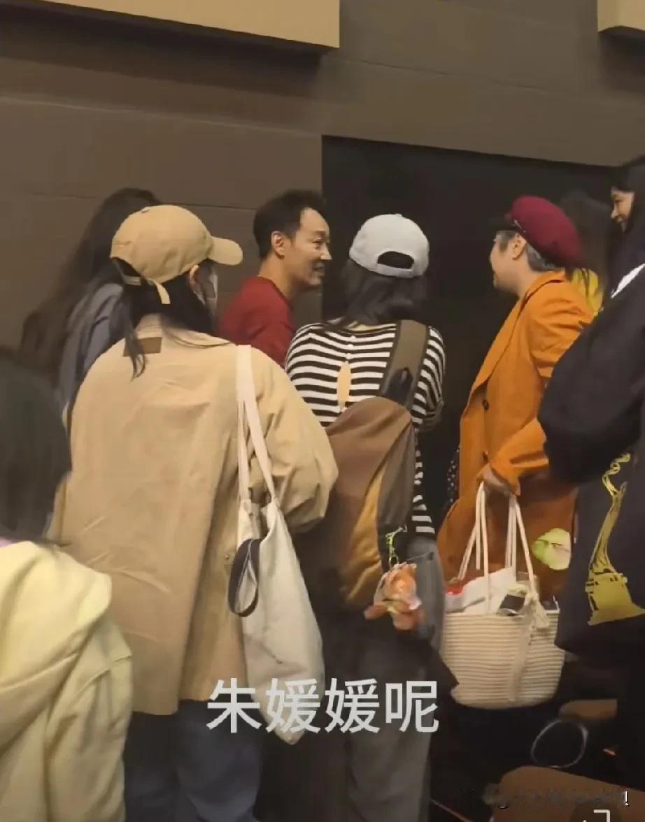 上个月辛柏青路演，有粉丝问他，“朱媛媛呢？”

他突然停顿了几秒钟，欲言又止，最