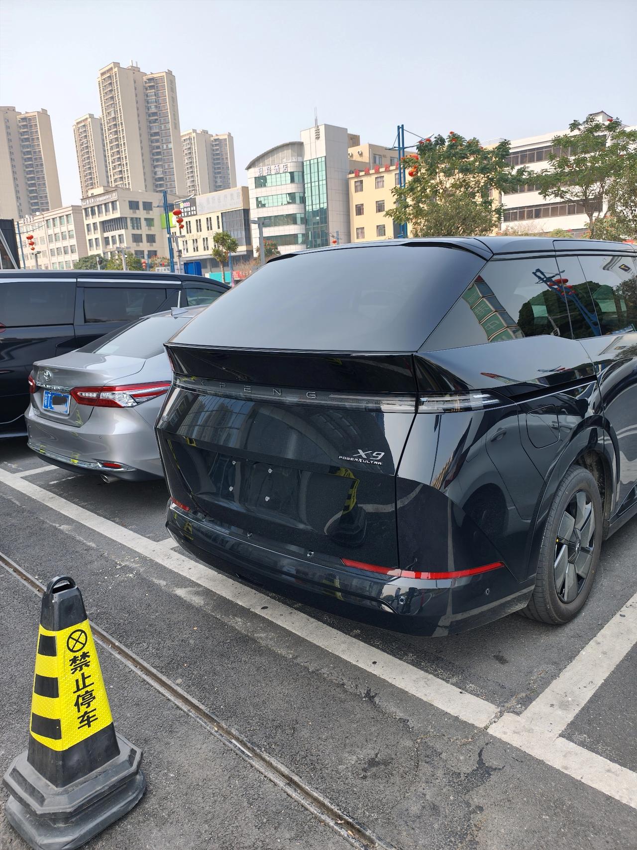 最近在广东中山看到一下子很多新的新能源商务车，伴随国际油价上涨，是否因油价过高放