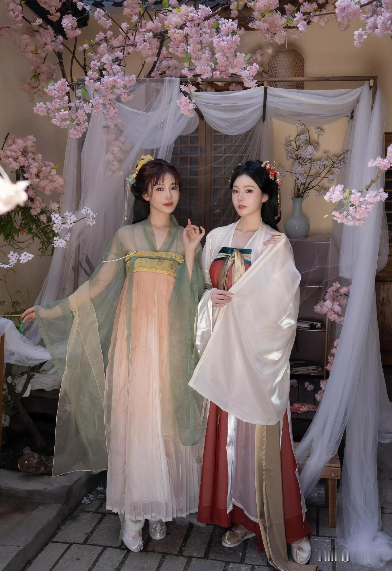 汉服与花海搭配，那古典韵味简直绝了！清明假日，济南东郊平陵城遗址，济南高校大学生