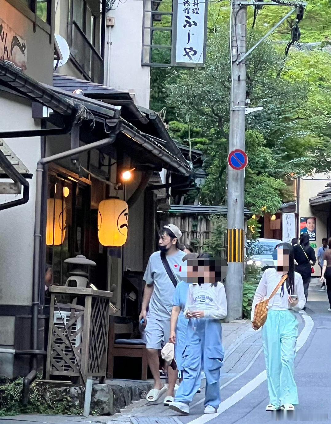 #雷佳音一家三口同游日本#网友雷佳音一家三口同游日本，穿着都很朴素，12岁的女儿