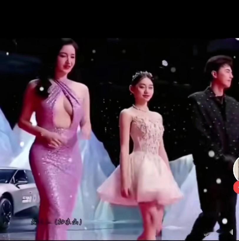 曾经我特别喜欢张萌，觉得她既漂亮又清纯，不知从何时起，她非要穿得如此暴露。

关