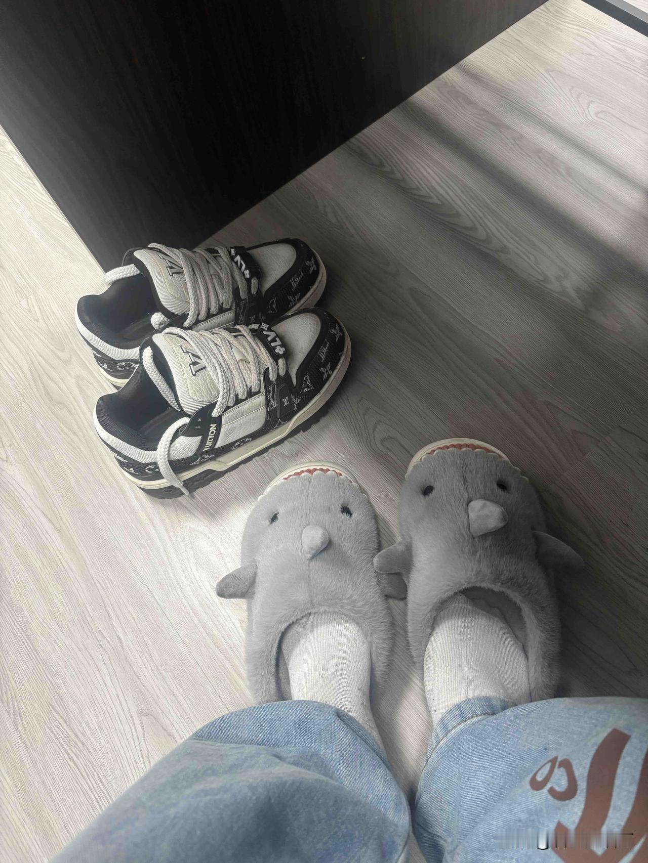 有多少人是跟我一样，上班是穿拖鞋的。
我由于脚指甲往肉里面长，所以穿鞋后顶着脚趾