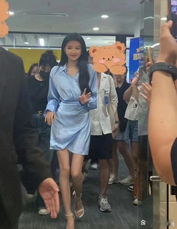 孙怡也太瘦太出挑了！内娱里或许不算最抢眼，一到人群中直接惊艳全场，气质绝了～ 