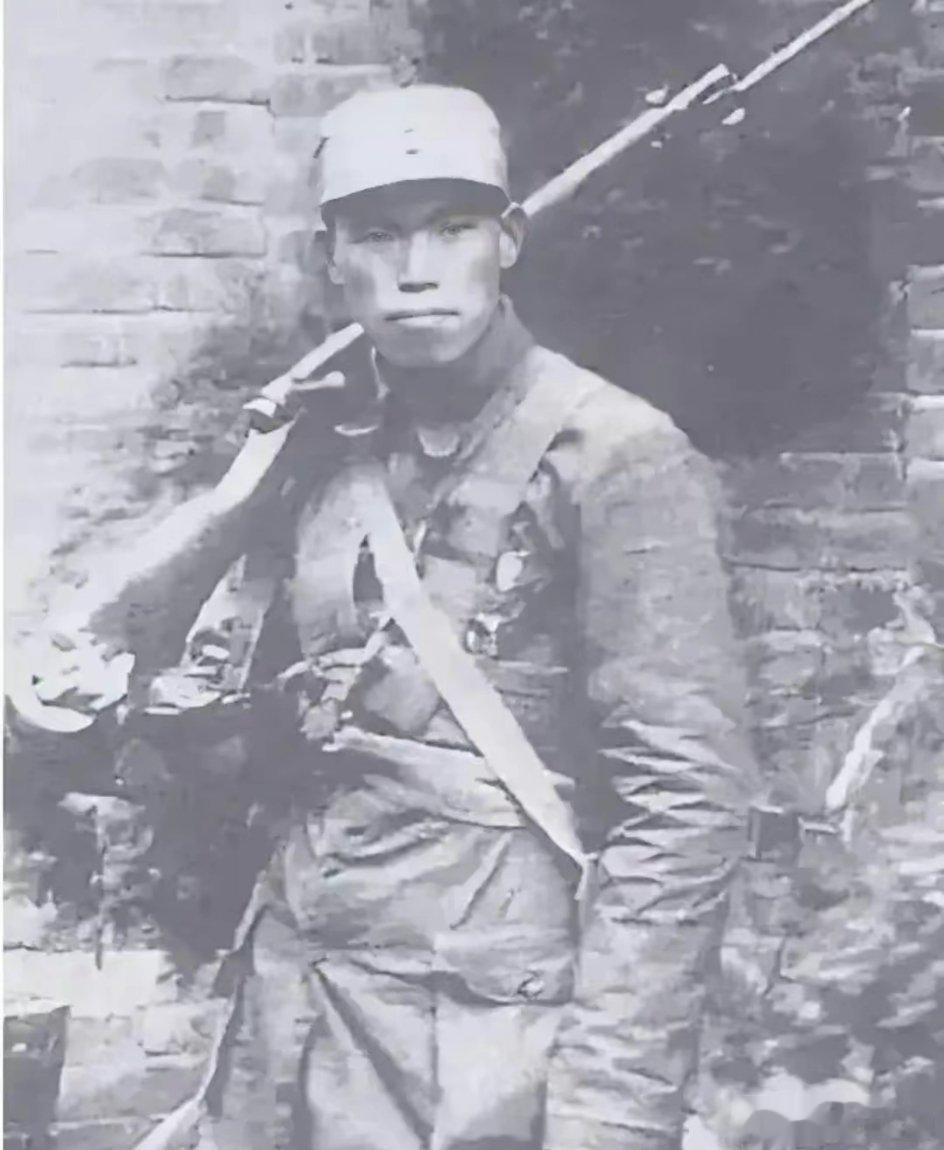 【杀气腾腾】1937年，八路军115师343旅685团营长梁兴初，在平型关与日军