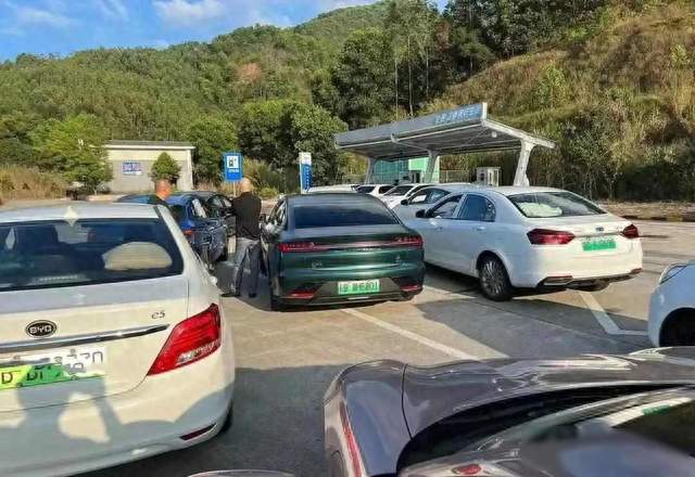 油车依旧强势！电车在国庆长途中暴露短板！很多车主已无法忍受！