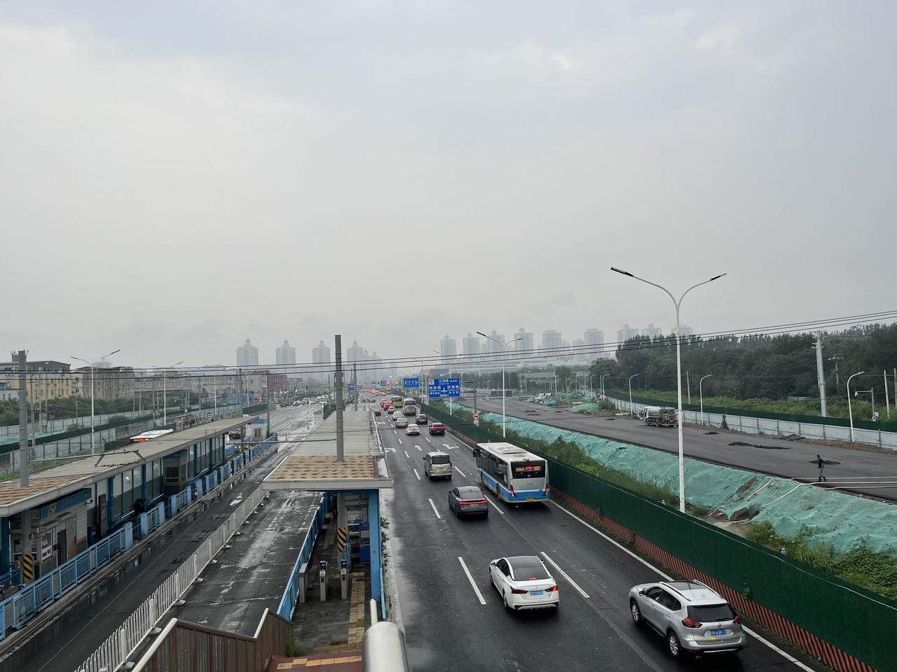 北京已经有四五天没见过太阳了，这几天一直处于不间断的急风骤雨中。

远观整个城市