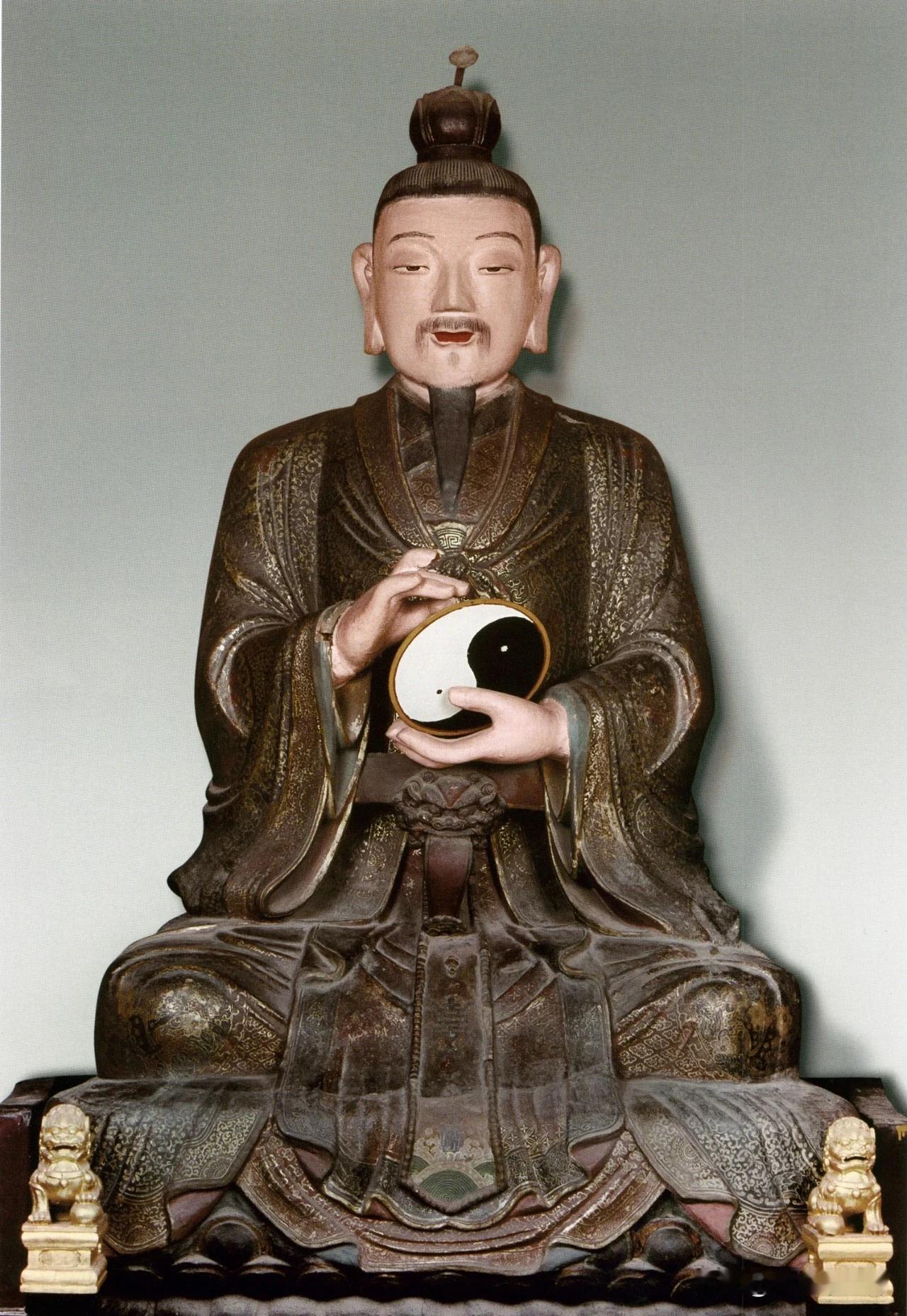 白云观宣德国宝｜捧太极的灵宝天尊夹纻造像
很多人来白云观，却未必知道殿内这尊国宝