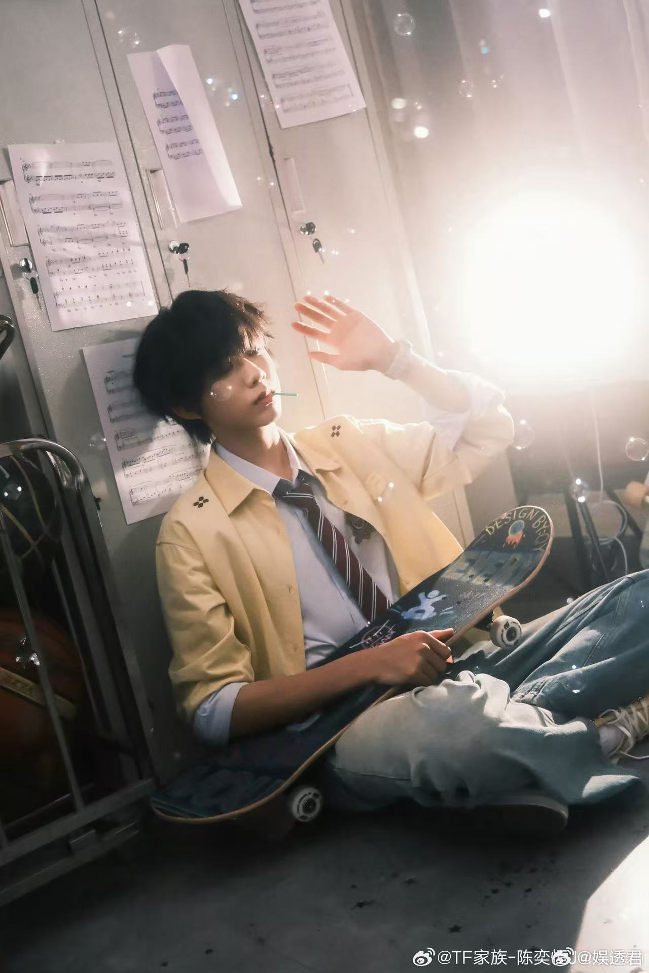 陈奕恒和导演玩滑滑板 陈奕恒片场滑滑板也太有魅力了，和导演一起放松玩耍，自然不做