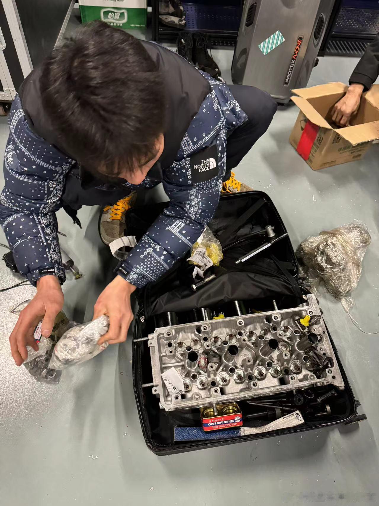 下午引擎坏了，车队直接找人从北京人肉带货，凌晨，一个装着缸盖的行李箱出现在了P房