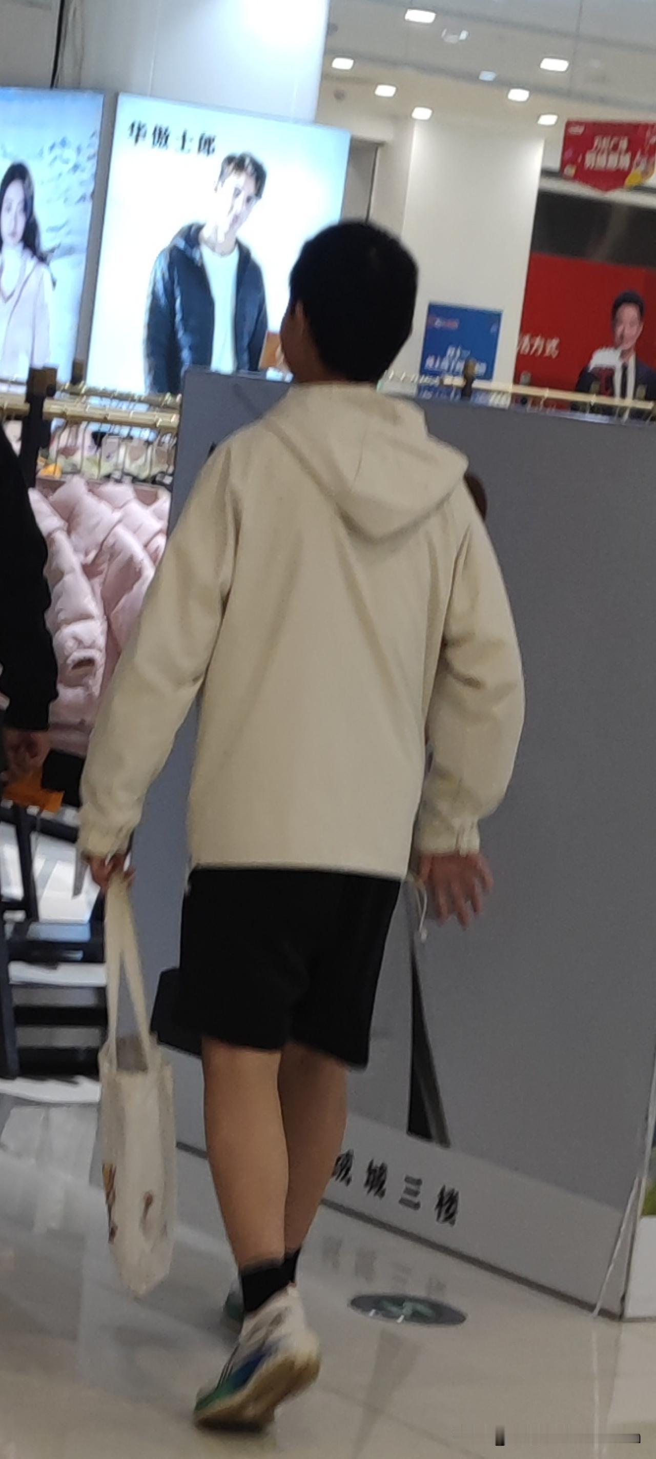 今天济南气温17℃到1℃，温差巨大，街头却见一小孩穿着短裤逛街。

不少路人直呼