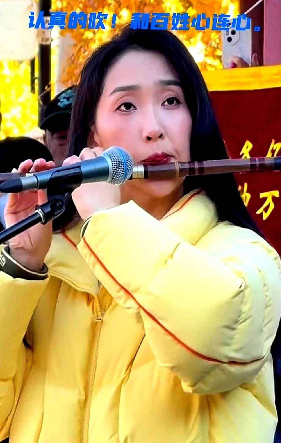 公园有人吹笛子，本来挺热闹，偏有个大哥找不痛快，说人家混不下去糊弄人。

孙楚泊