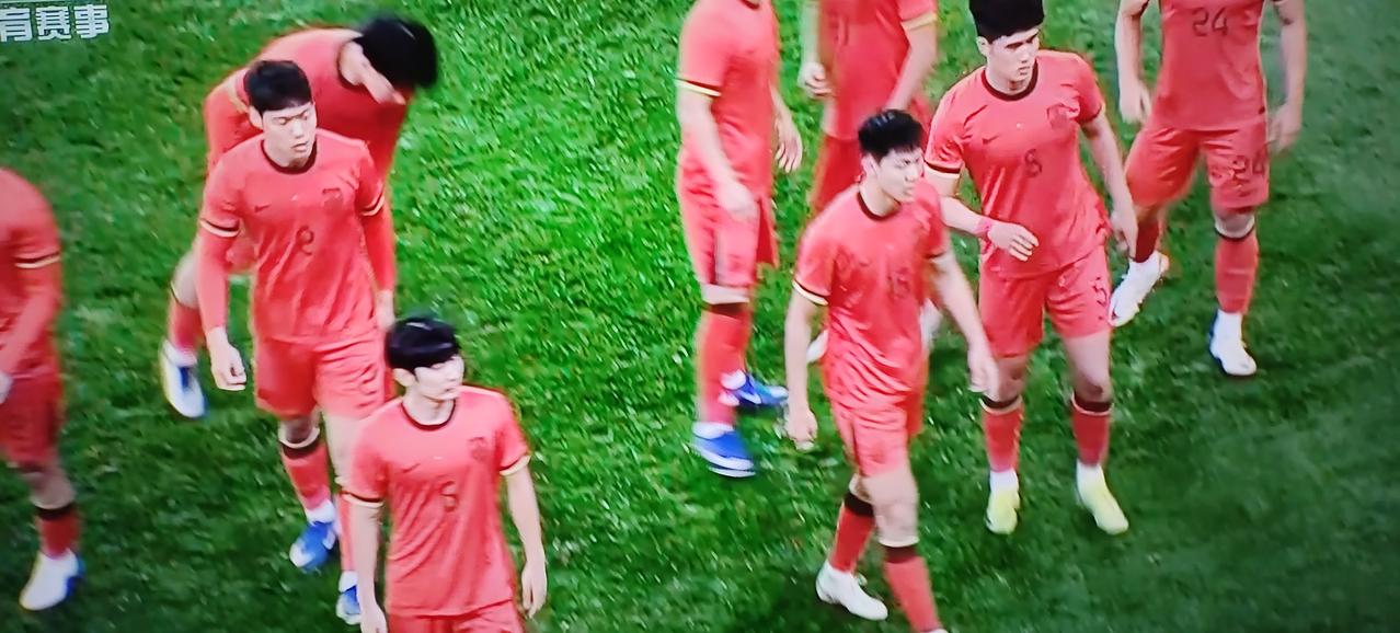 u23中国队和泰国队上半场，中国队国足U23比赛 将球比较难推到对方半场，后场倒