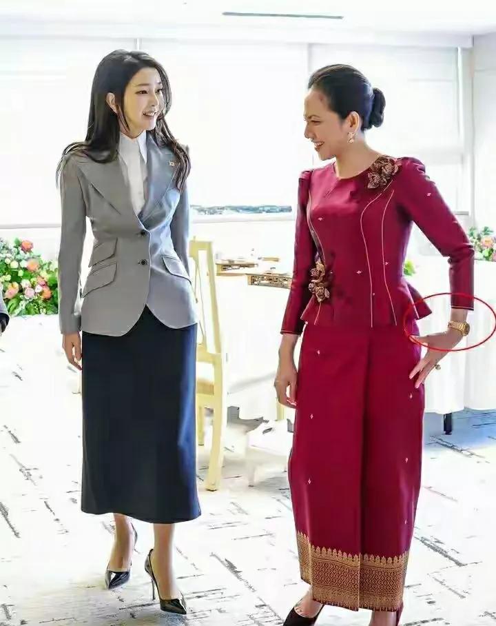 韩国前总统夫人金建希跟柬埔寨首相夫人，站在一起，谁更年轻？
金建希看着还有青春气