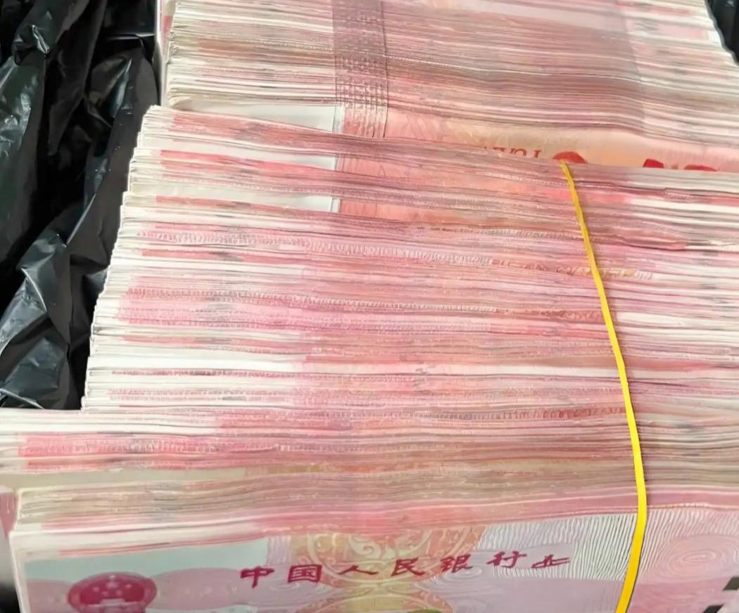 成年人租房住，丢脸吗？辛辛苦苦攒了那么久，这一摞钱要是交给别人，心里空落落的，没
