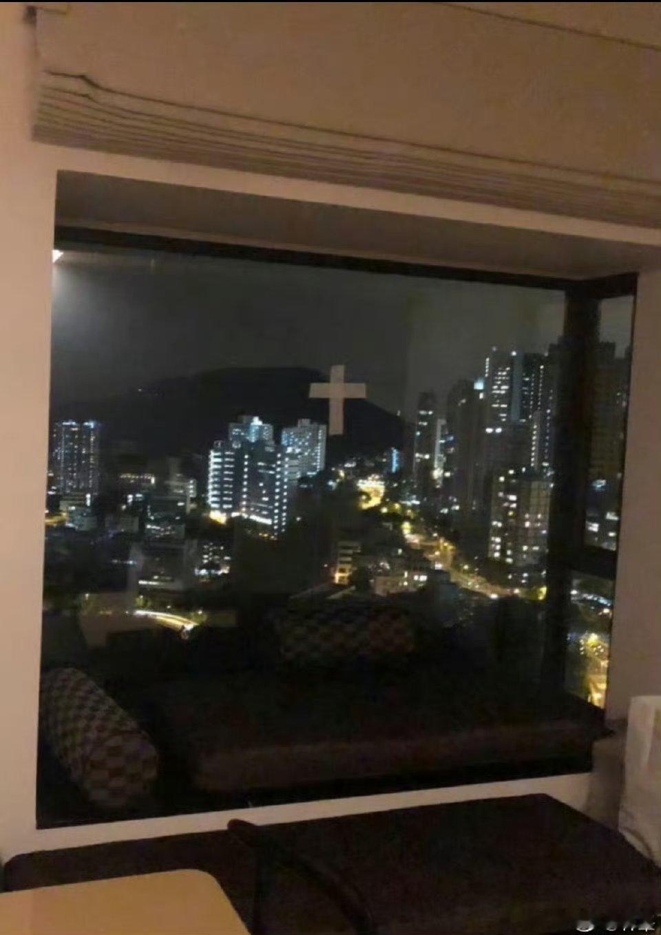 一有大台风就想起林峯家的阿姨林峯家阿姨这防护做的 让人大脑宕机了,哈哈哈。不过这