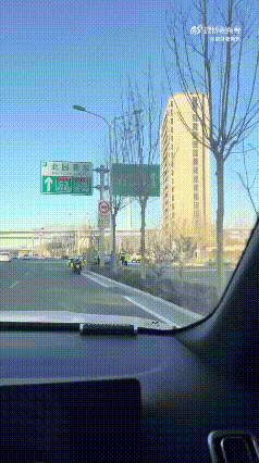 果然是绿化带战神，这次完成了双杀。
3月18日网友发布视频，疑似某网红车型，干倒