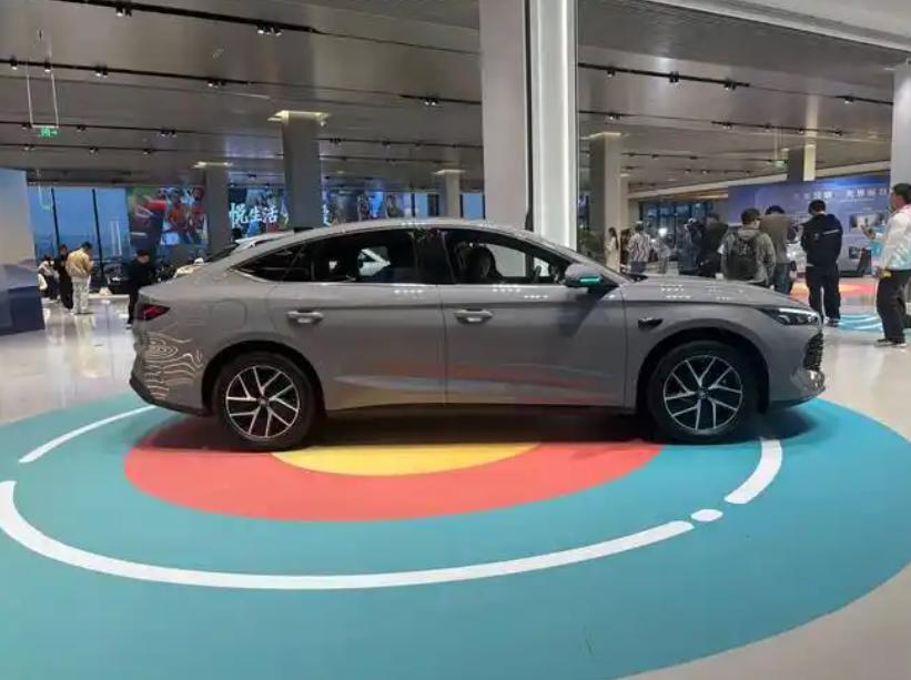 比亚迪2026年要在海外卖160万辆车，可自家后院第三季度利润先跌了三成多。这戏