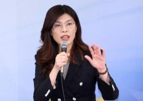 郑丽文这人挺有意思，绿营出身、蓝营当家，活脱脱一部“政治变形记”。嘴利索、敢拍桌