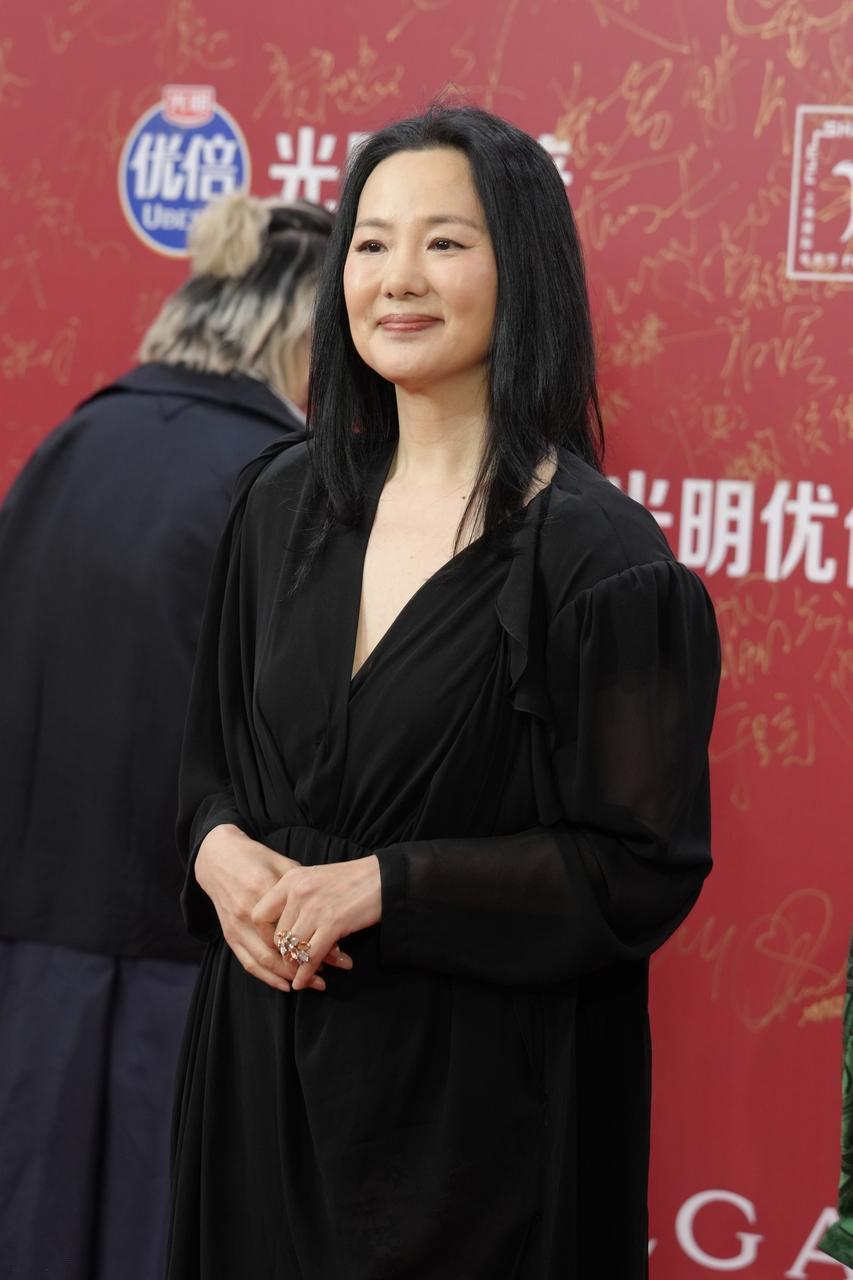 近日咏梅现身上海国际电影节，她这回穿了一件黑色的长裙，看起来年轻又漂亮。

咏梅